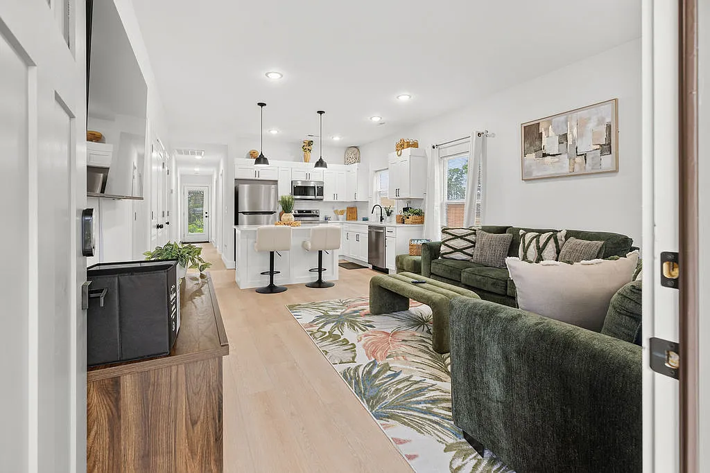 3 bed, 1100 sqft, $2,599 — Photo 4