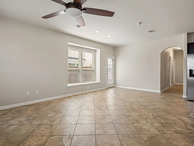 102 Preston Trl — Photo 4