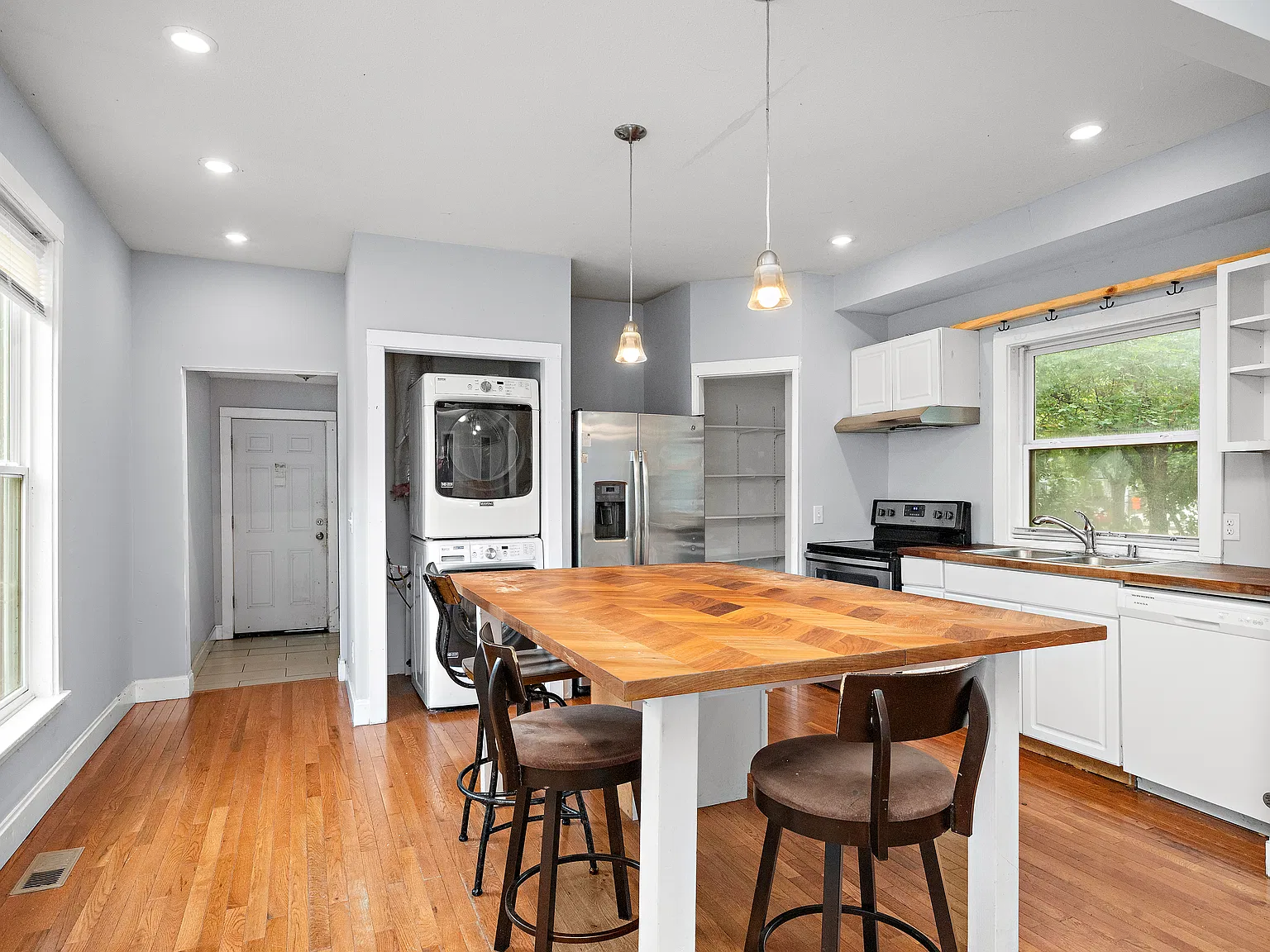 6 bed, 2500 sqft, $3,450 — Photo 2