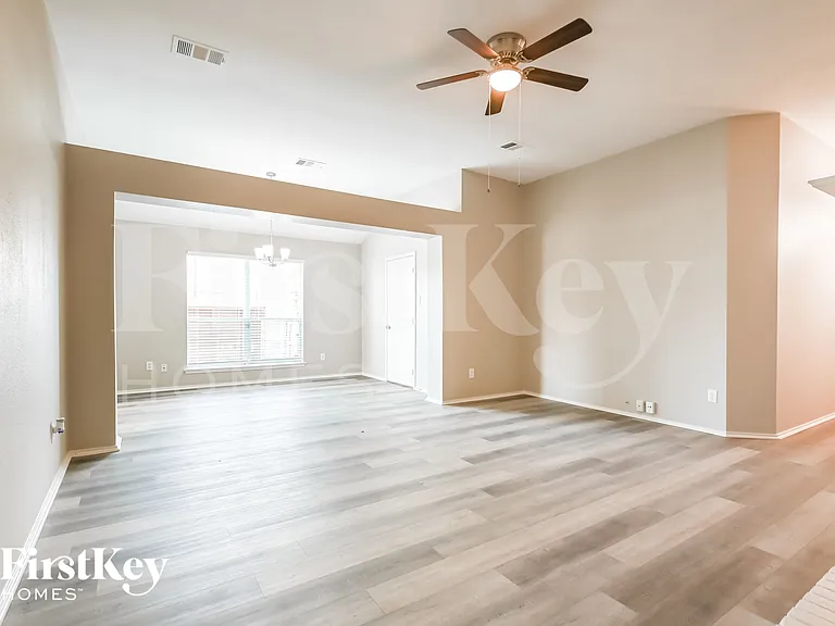 204 Windsor Dr — Photo 3