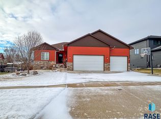 1303 Oak Creek Rd, Dell Rapids, SD 57022
