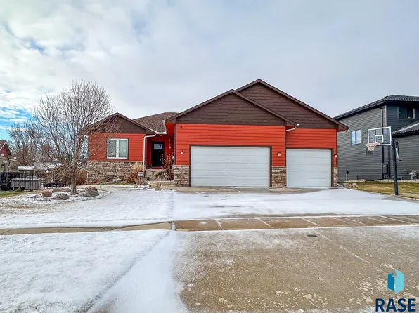 1303 Oak Creek Rd, Dell Rapids, SD 57022