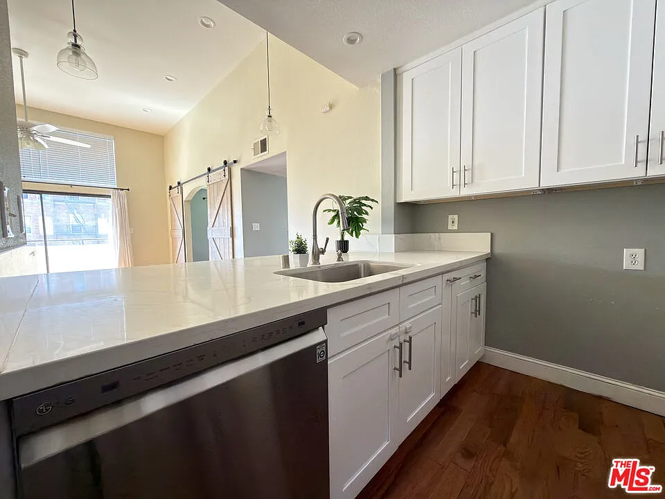 3 bed, 2.0 bath, 1100 sqft, $3,250 — Photo 2