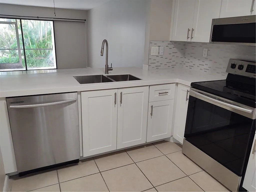 2 bed, 2.0 bath, 899 sqft, $2,400 — Photo 2