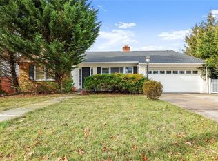 925 Split Rock Rd, Pelham, NY 10803