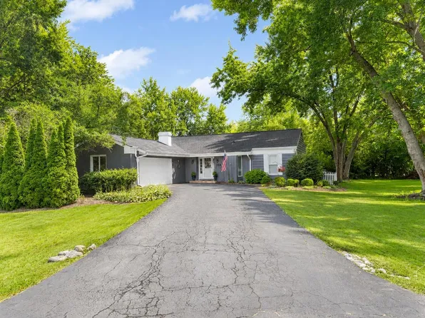 1716 Myrna Ct, Dundee, IL 60118