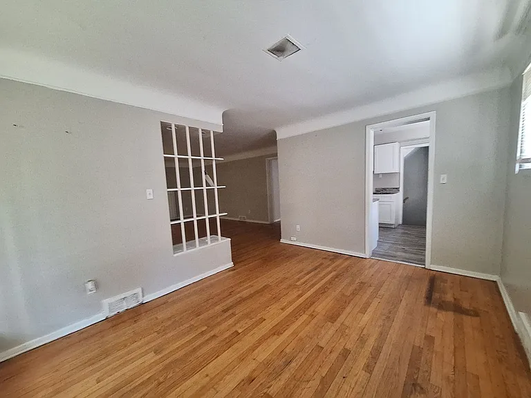 14510 Greenview Rd — Photo 4