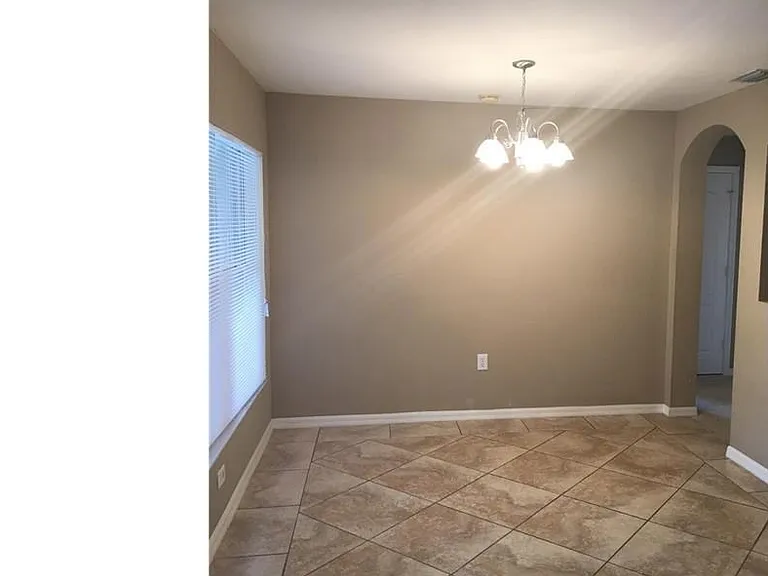 2106 McArthur Ave — Photo 4