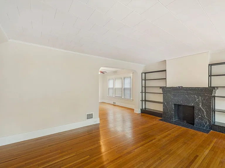 122 Stratford Rd — Photo 2