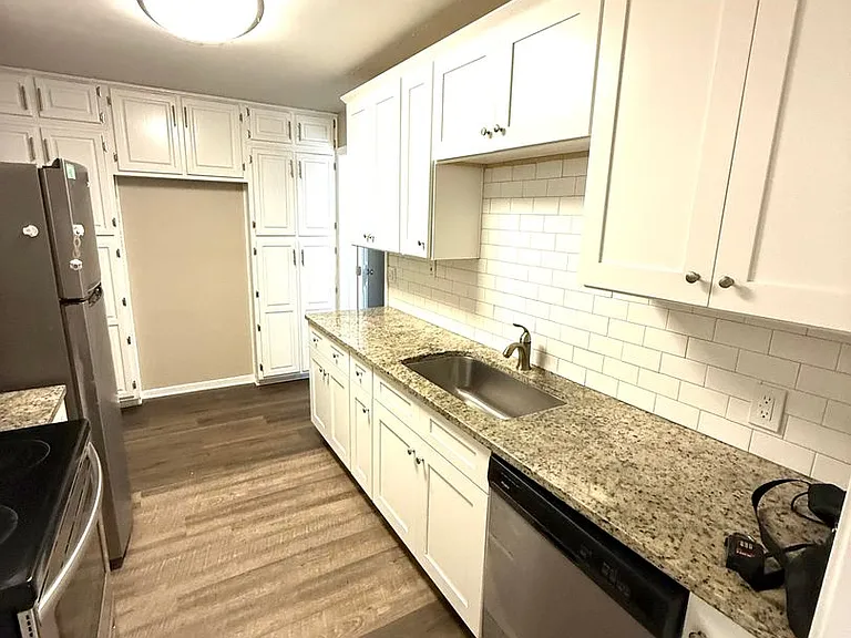 942 Parkwood Ct — Photo 4