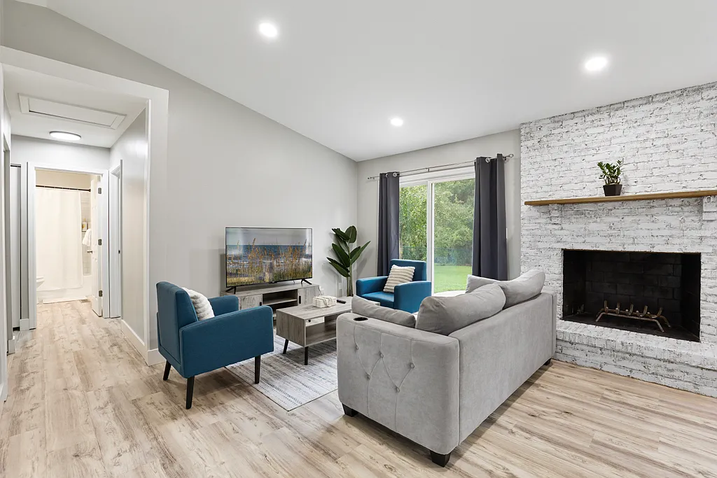 3804 Newport Dr — Photo 2