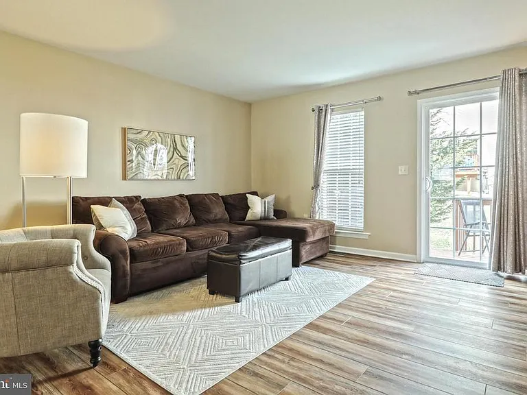 2723 Foxshire Dr — Photo 4