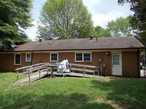 (view of back of house)