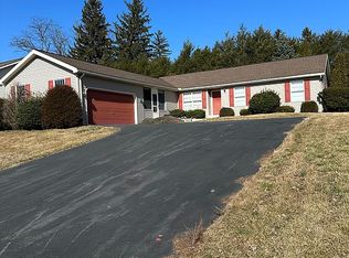 6 Foxchase Ln, Lebanon, PA 17042