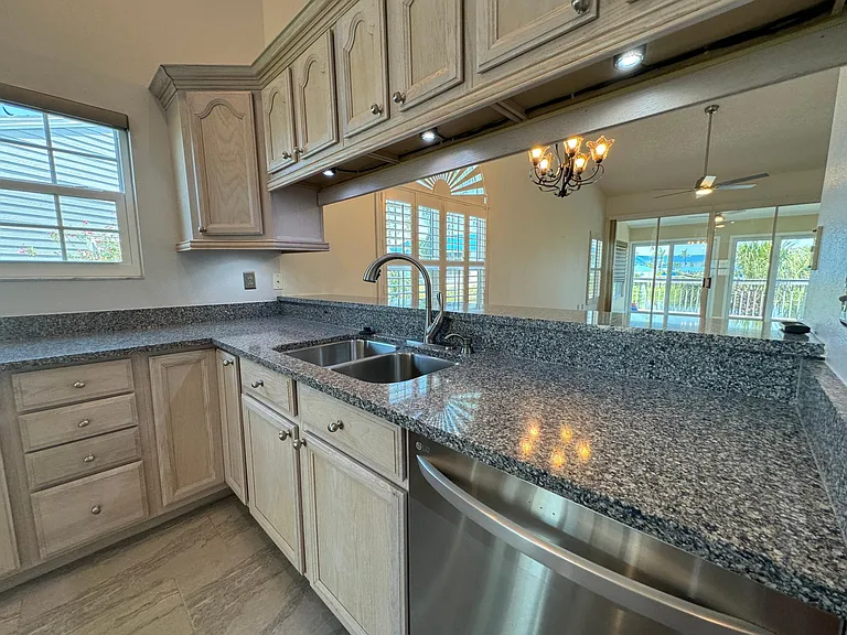 1005 Pelican Ct — Photo 11