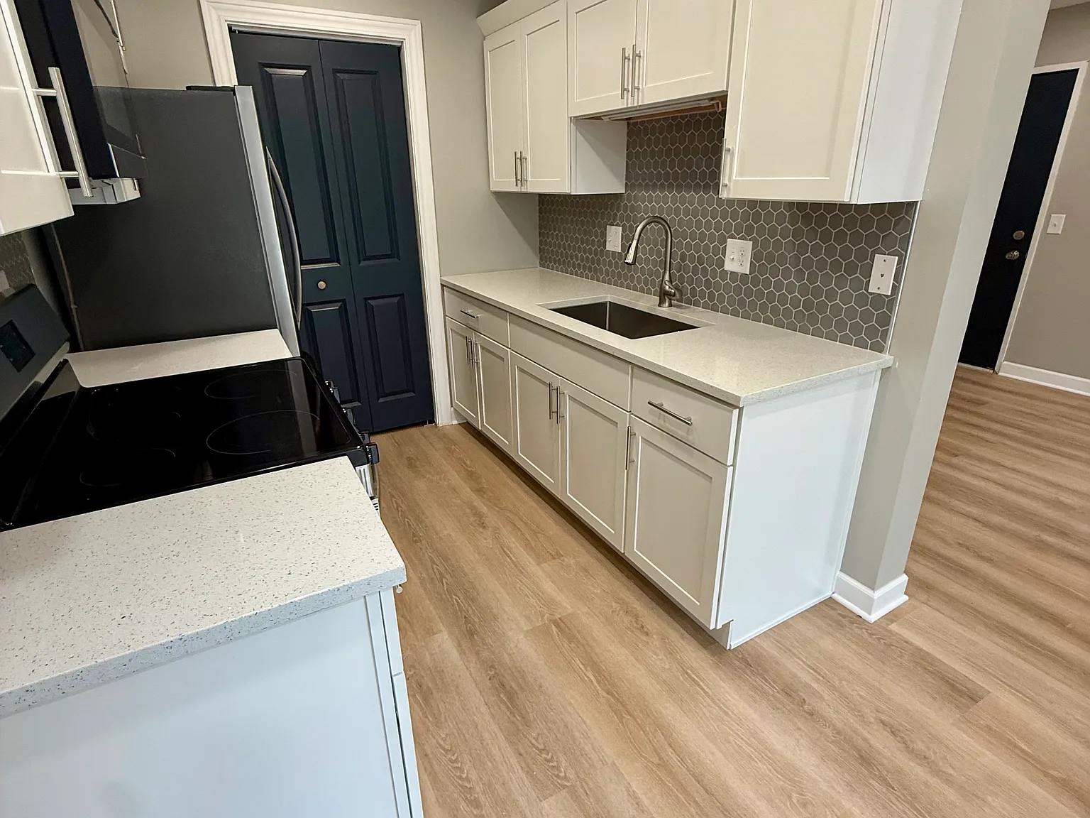 1 bed, 900 sqft, $1,200 — Photo 3