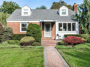 4 Lake Ave, Merrick, NY 11566