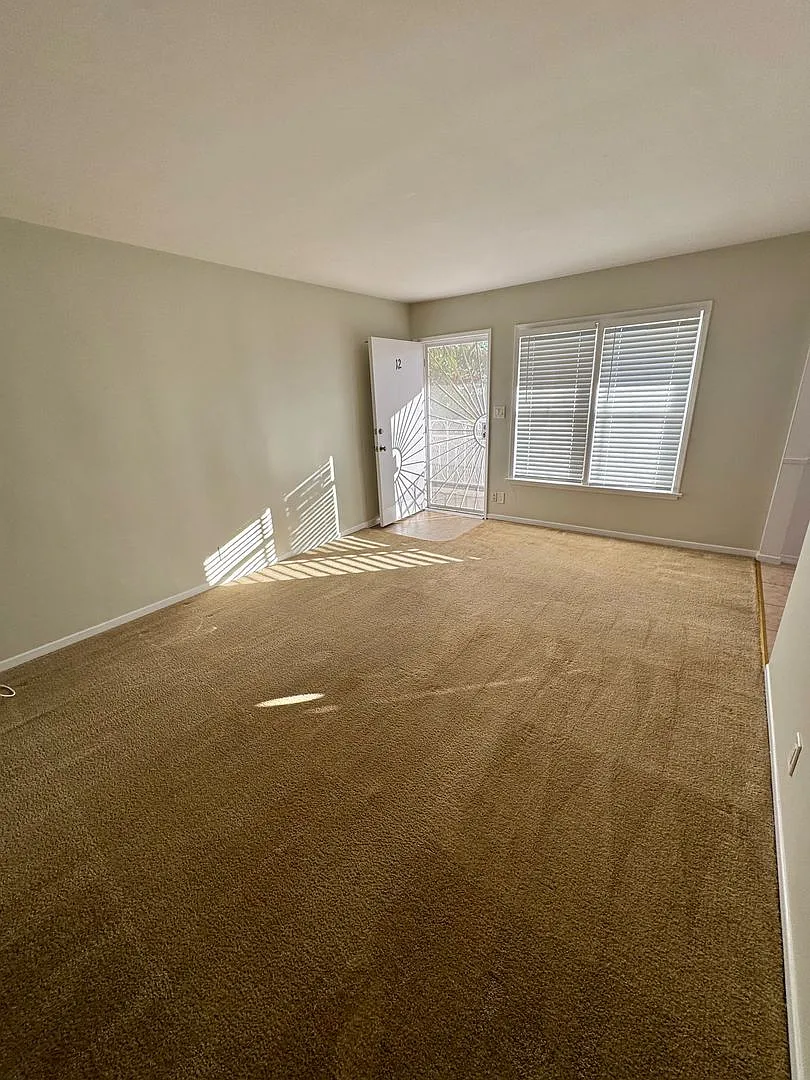 Building Photo - 1517 E 3rd St #12