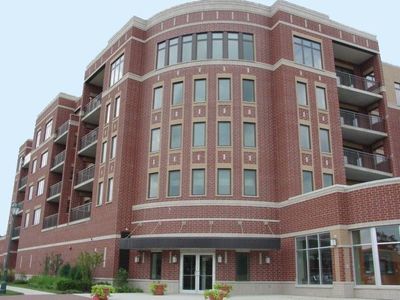 225 Main St APT 303, Roselle, IL, 60172