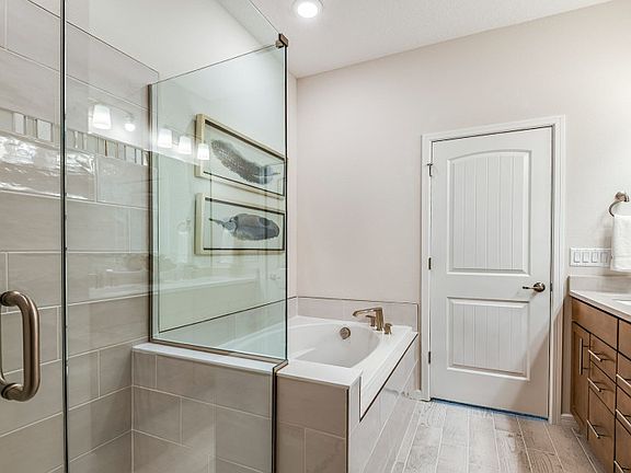 Owner s Bath with Dual Sinks
