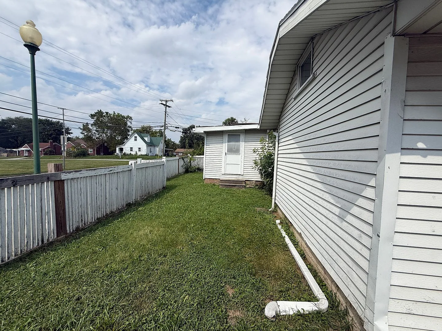 Large 3 Bed 1 bath home with detached Garage! — Photo 2