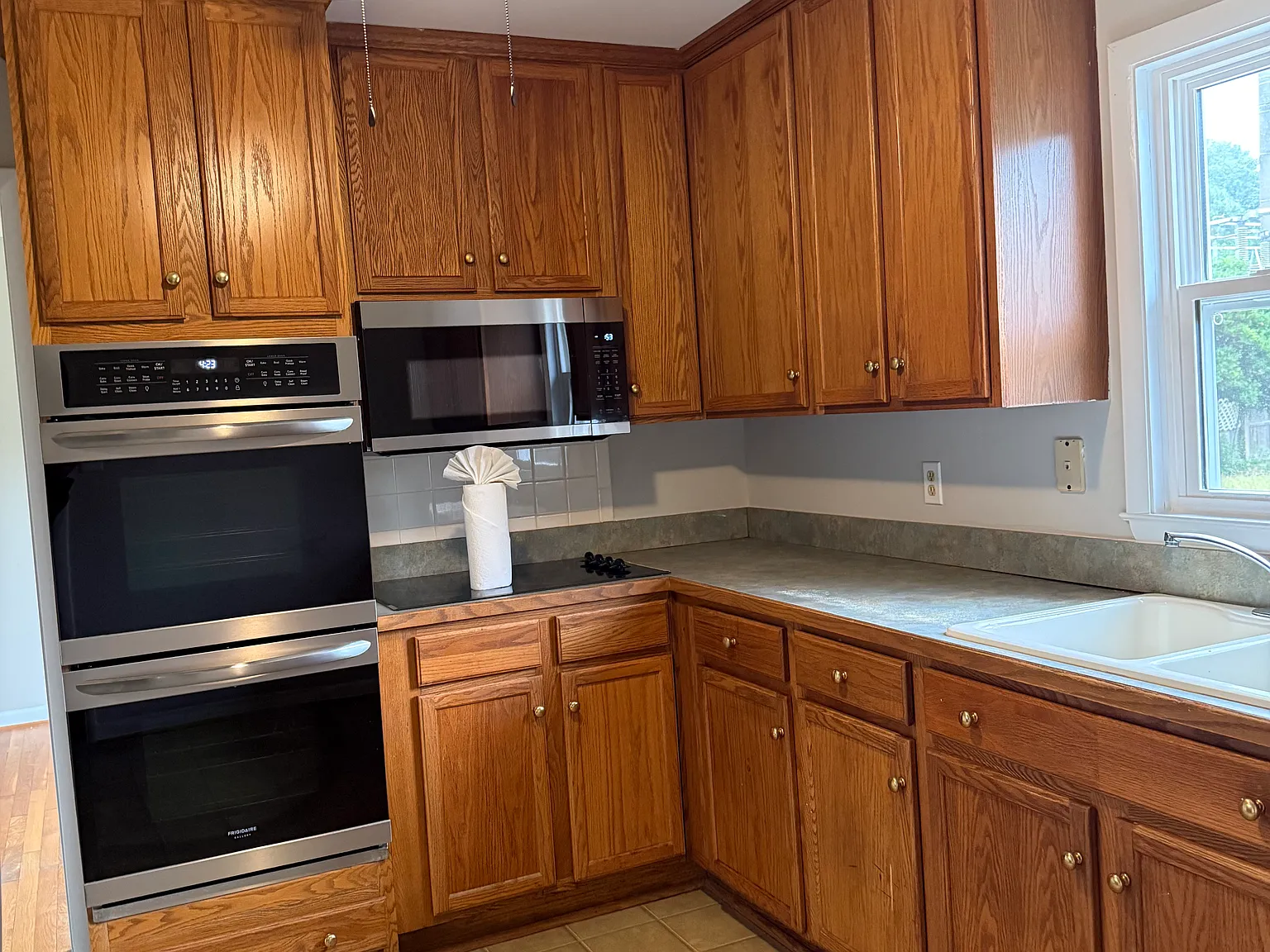 3 bed, 1.5 bath, 1266 sqft, $2,200 — Photo 2