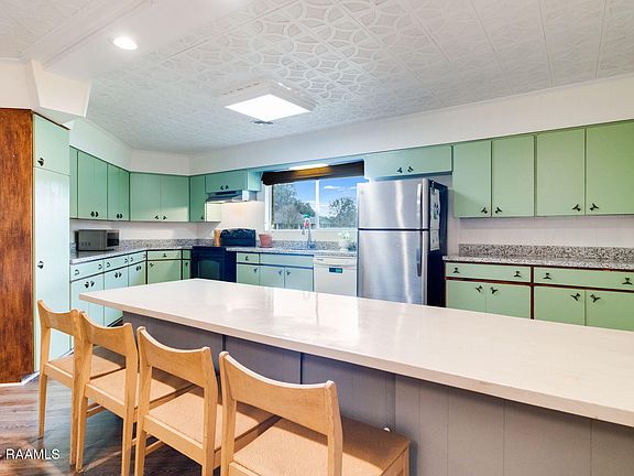 3rd image of 110 Billeaud Ln