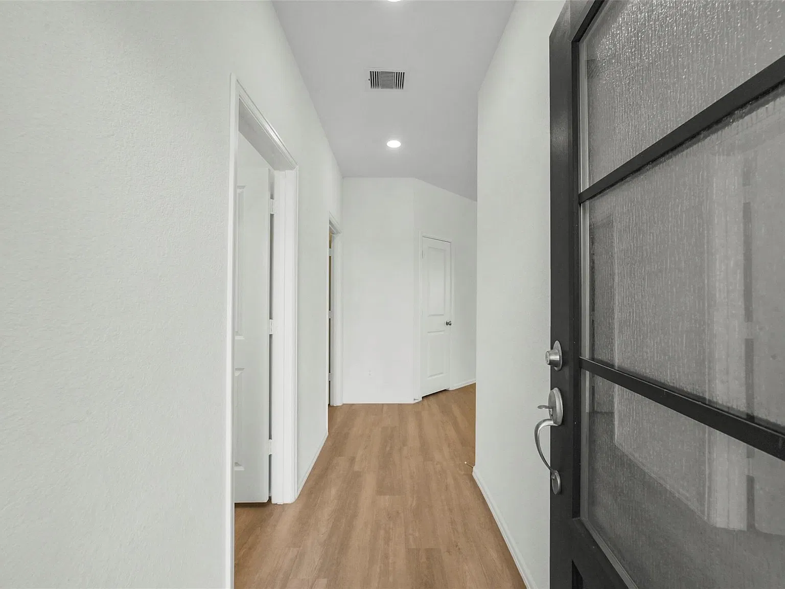 3 bed, 2.0 bath, 1704 sqft, $2,100 — Photo 4