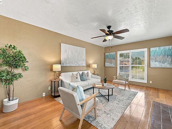 4th image of 360 Warwick Ave