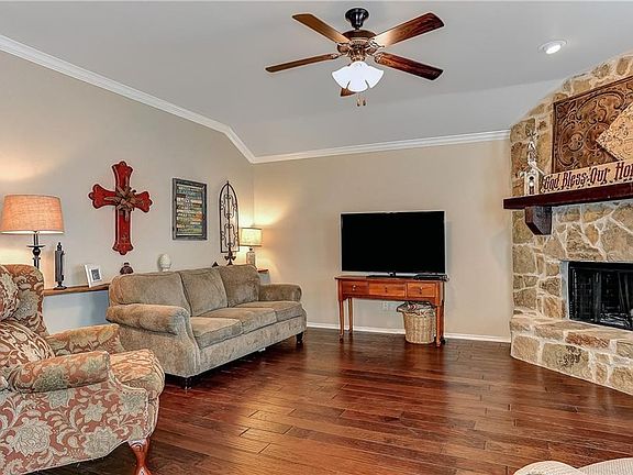 5th image of 981 English Ivy Dr