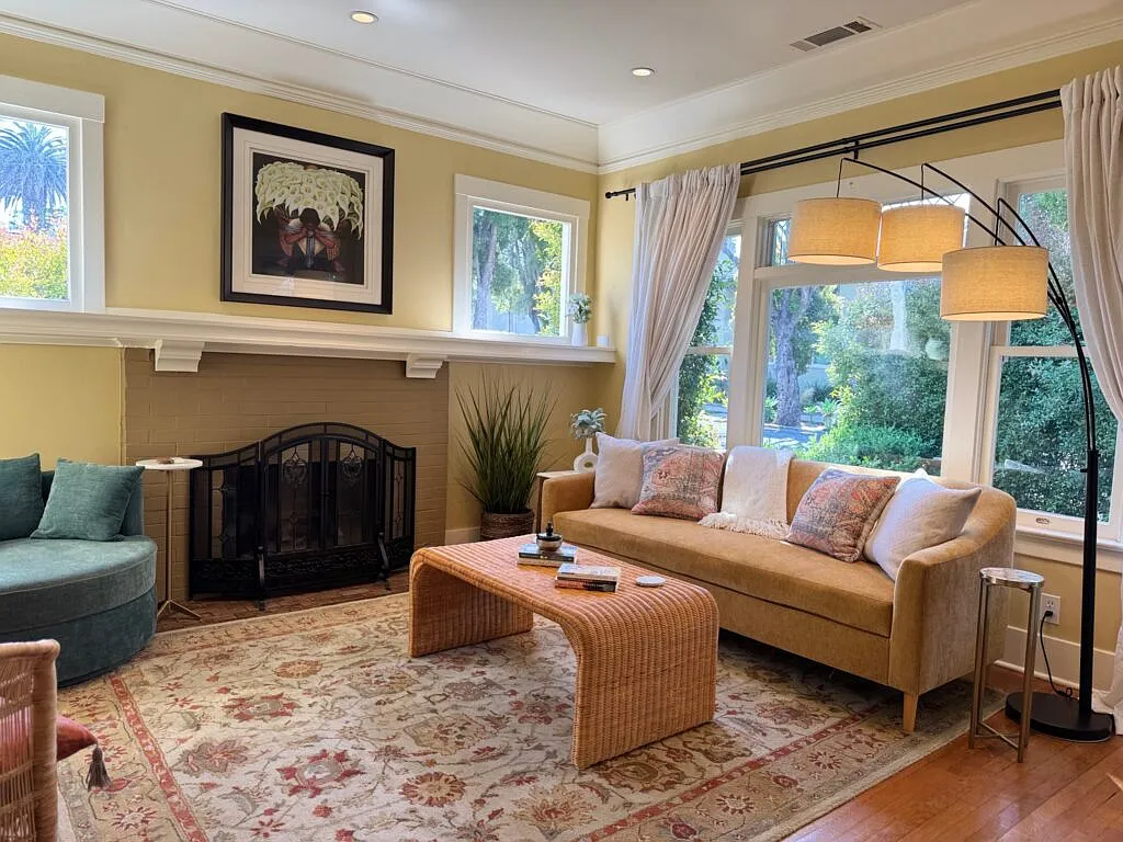 2 bed, 1000 sqft, $8,900 — Photo 2
