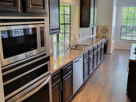 3rd image of 423 Lake Bend Dr