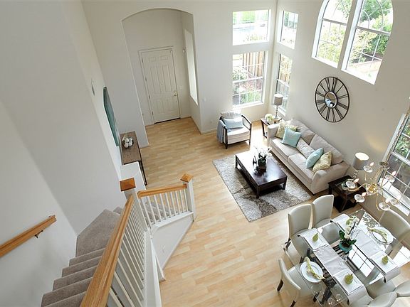 4th image of 4025 Lakeview Ct