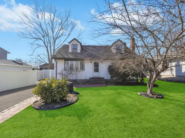 68 Winges Ave, Patchogue, NY 11772