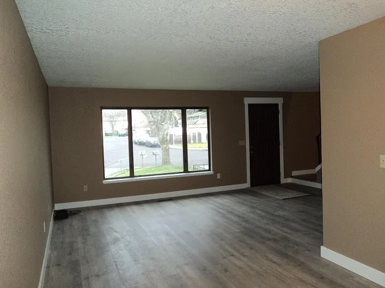 865 NE Scott Ct — Photo 2