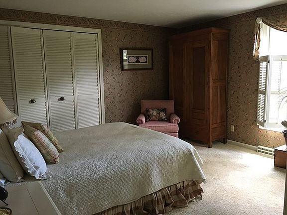 3rd image of 316 S Countryside Dr