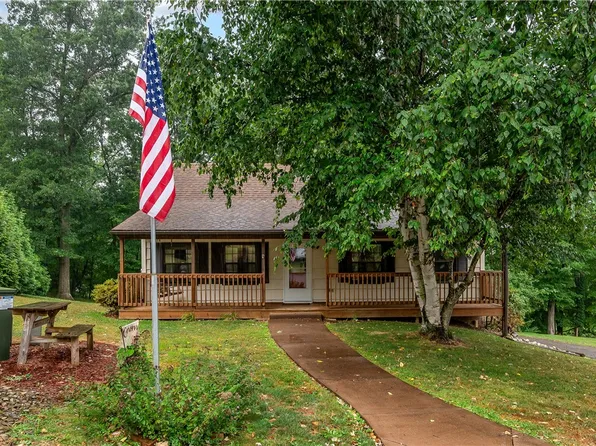 110 Coventry Dr, Butler, PA 16001