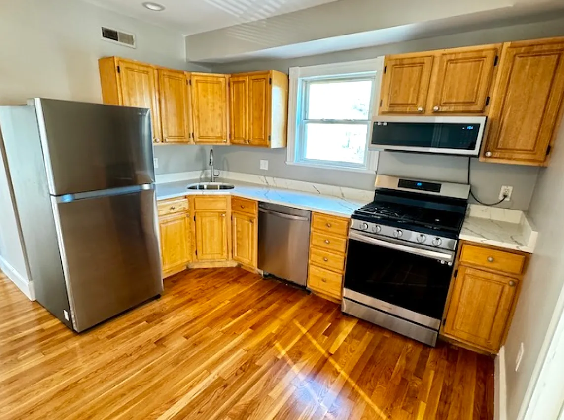 4 bed, 1.5 bath, 1200 sqft, $3,100 — Photo 1