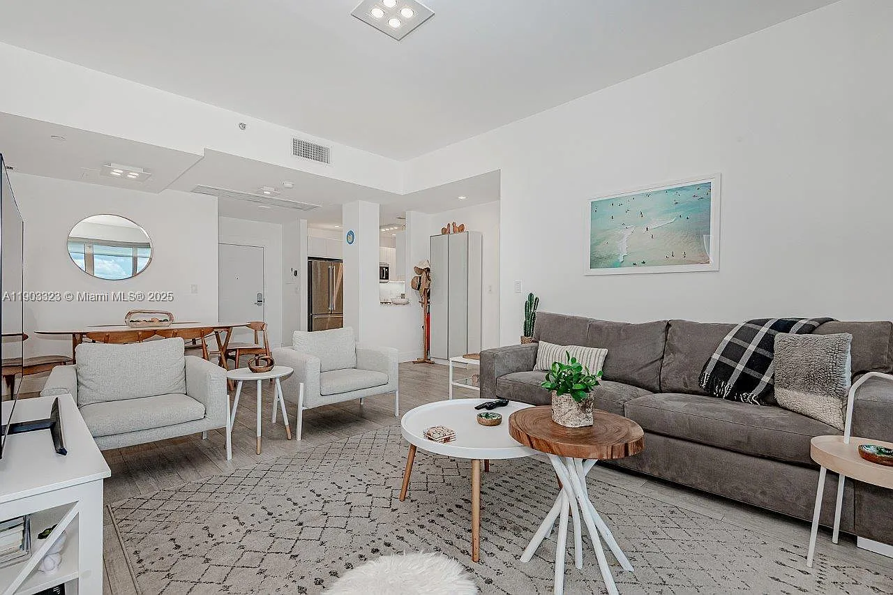 Roney Palace Condo — Photo 3