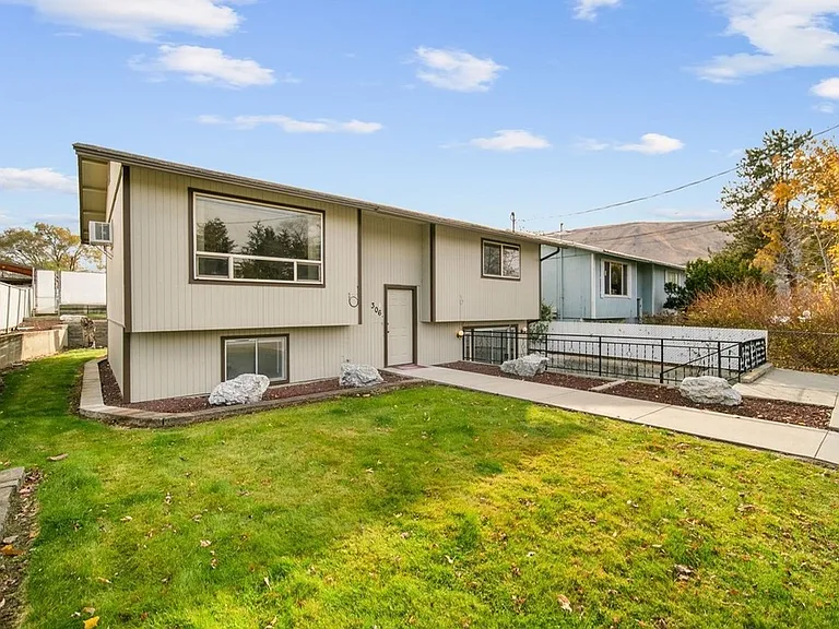 306 Leslie Way #A — Photo 1