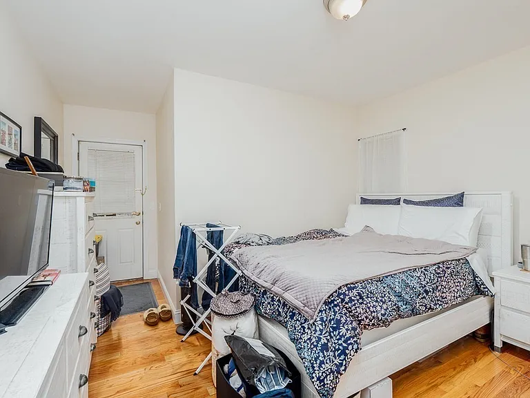 546 E 8th St #1 — Photo 7