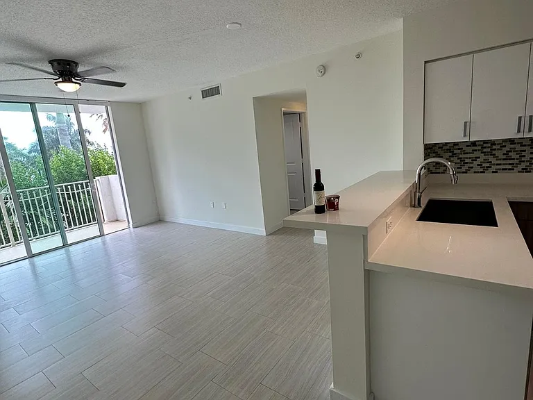 445 NE 39th St #202 — Photo 2