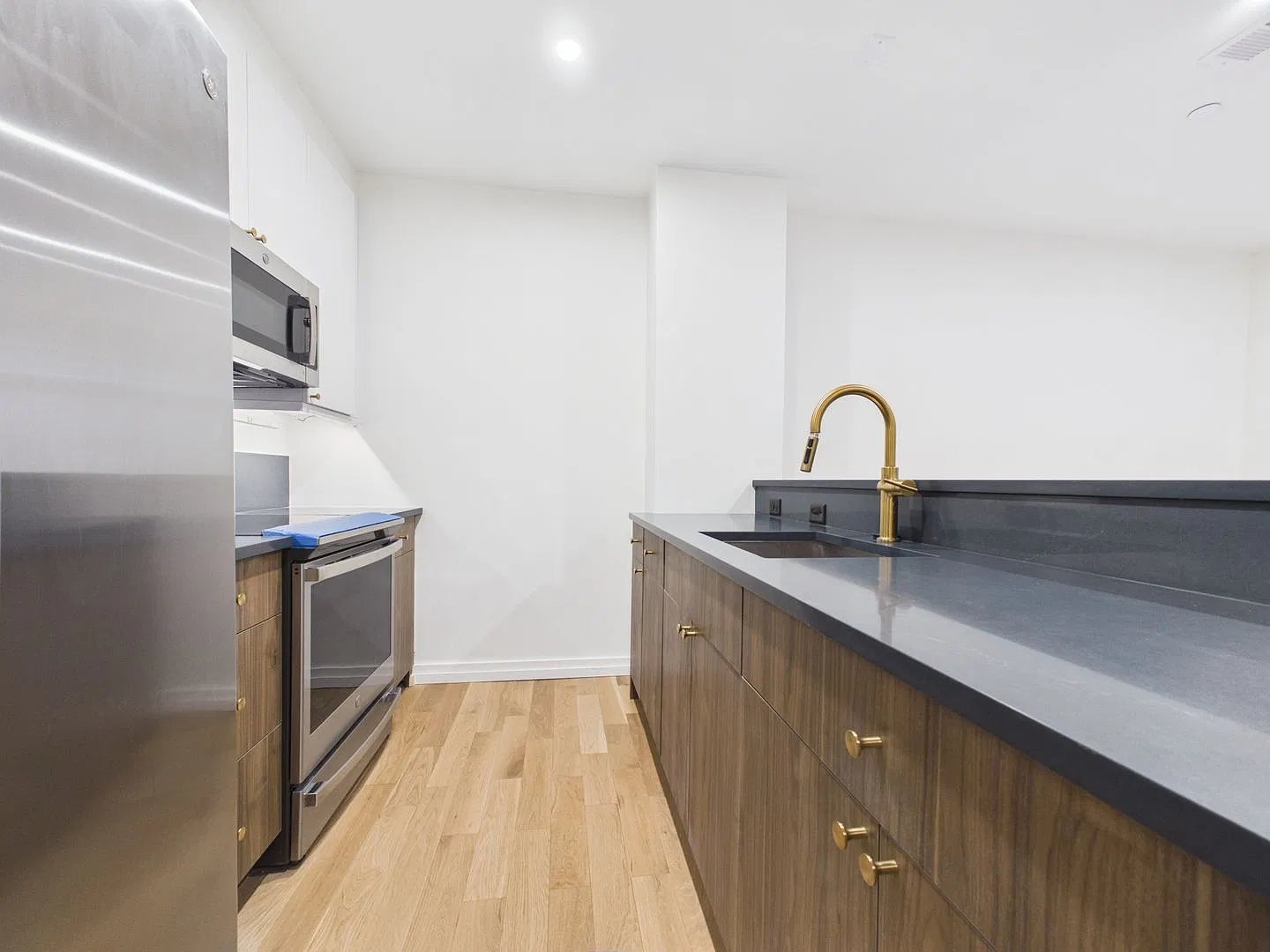 Brand new units 0-1 bedroom — Photo 4