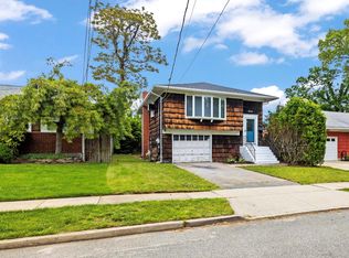 23 Cherokee St, Massapequa, NY 11758