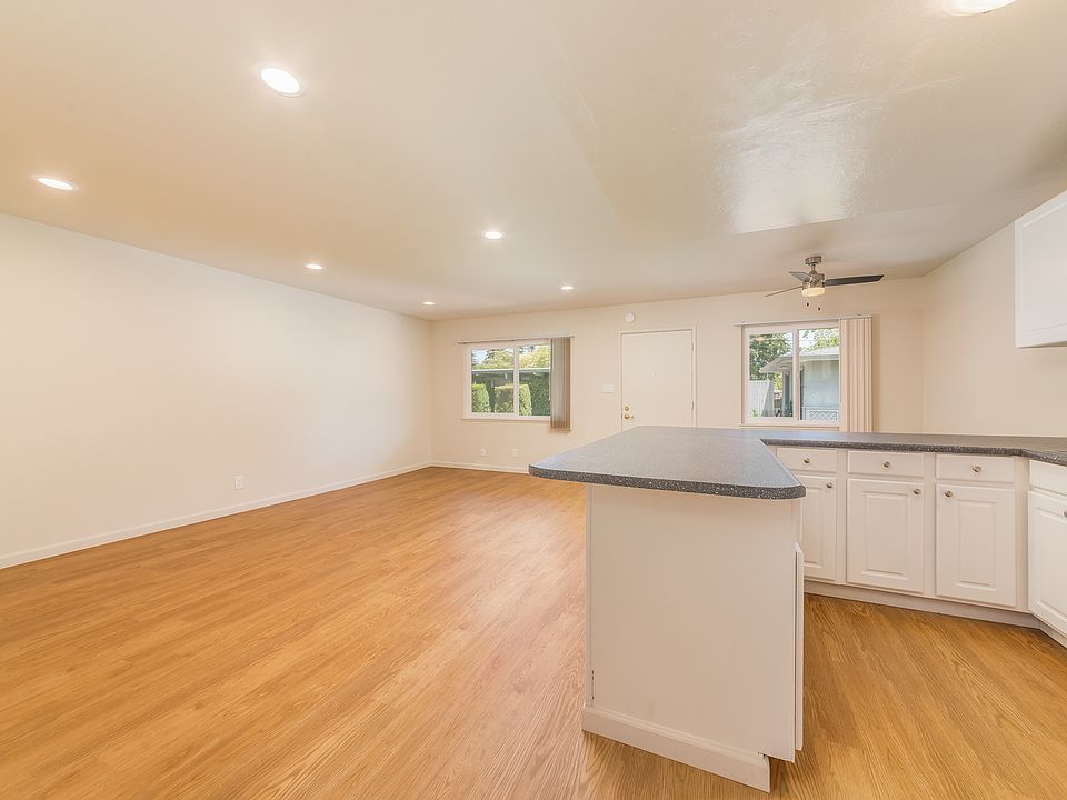 1st image of 908 Village Ctr #17571151