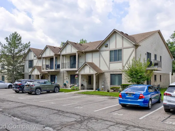 38555 Wellington Dr, Clinton Township, MI 48036