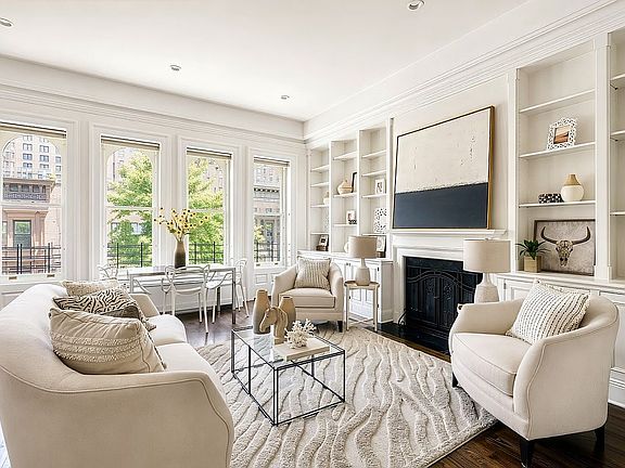 2nd image of 24 W 70th St Unit Penthouse 4