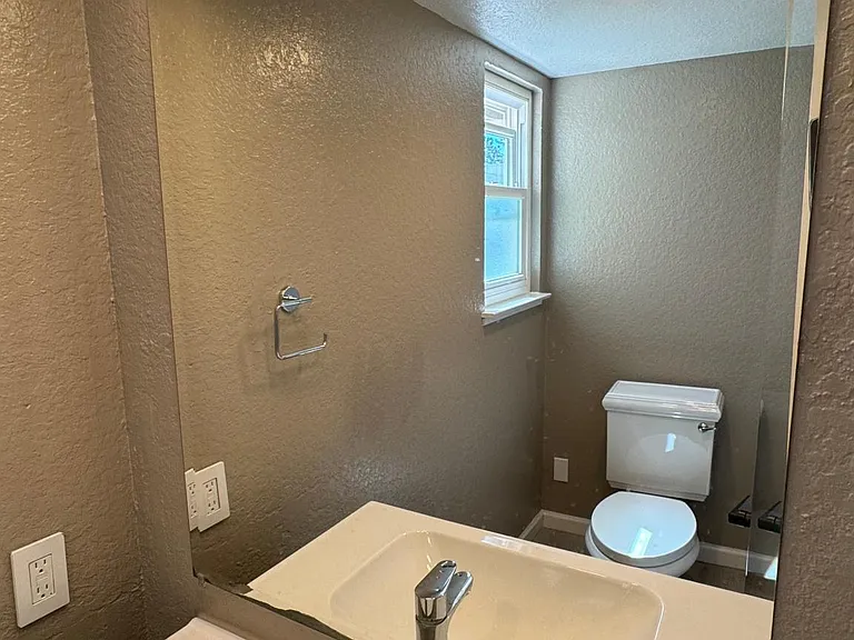 700 Winstead Ct — Photo 9