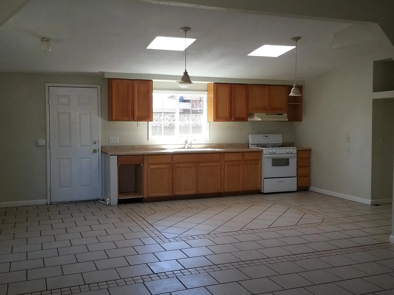 5 bed, 1725 sqft, $2,500 — Photo 3