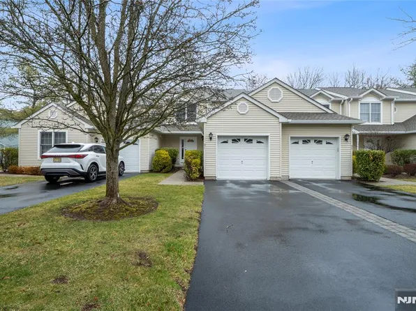 31 Foxwood Sq S, Westwood, NJ 07675